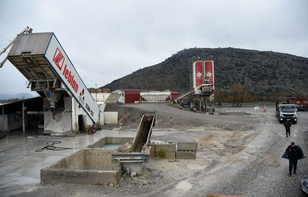 <p>Ministarstvo ekologije, prostornog planiranja i urbanizma izdalo je rješenje o uklanjanju objekta površine 315 metara kvadratnih i inženjerskog objekta</p>