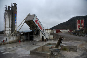 The concrete production plant in the Mahal of the company is being removed...