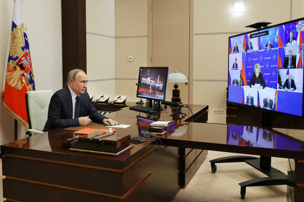 Putin juče na sastanku sa članovima Savjeta za nacionalnu bezbjednost, Foto: Rojters