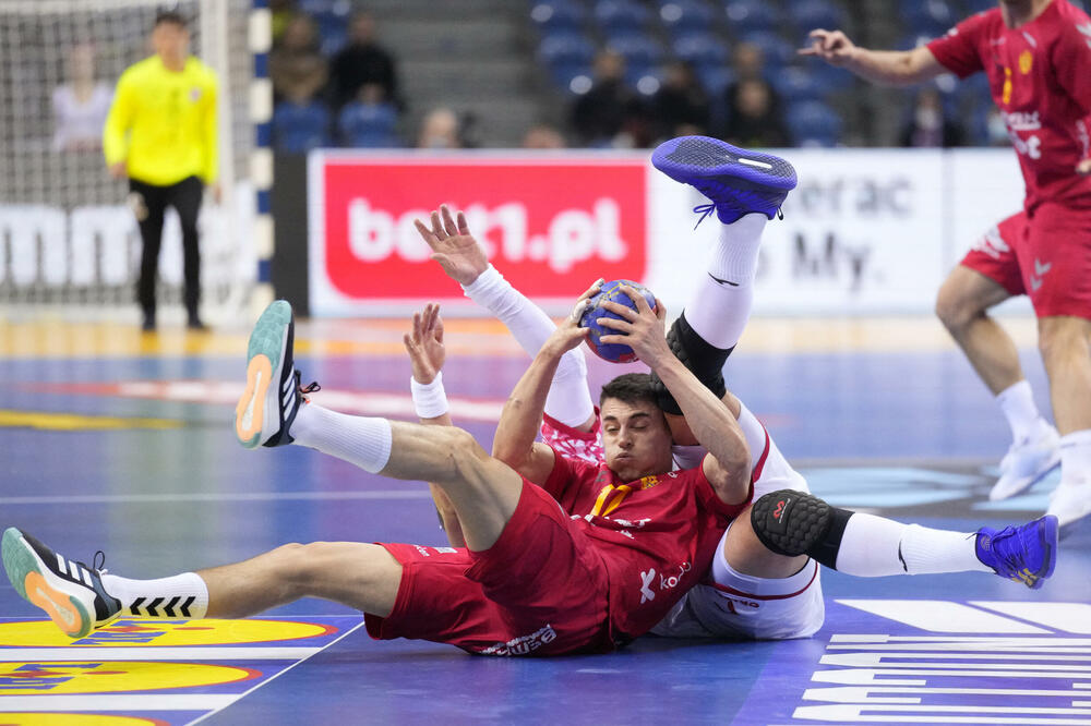 Vasilije Kaluđerović u borbi za loptu sa Patrikom Valčakom, Foto: Reuters/Tomasz Markowski