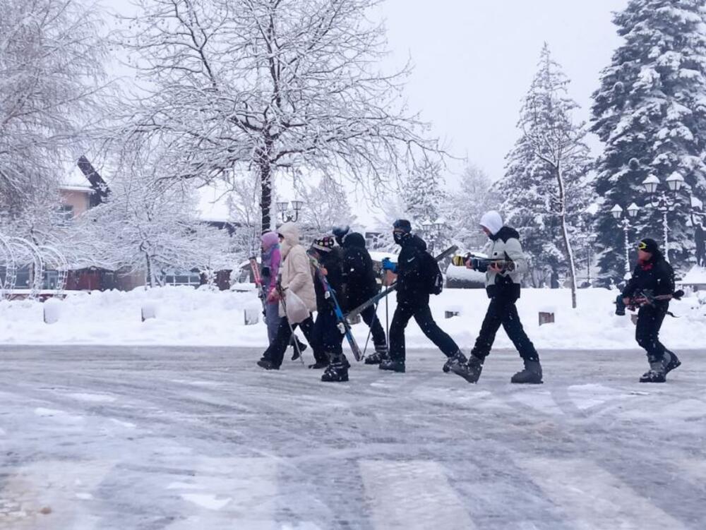 <p>"Nadamo se da će isto stanje biti i na saobraćajnicama za čije održavanje je zadužena država, kako bismo što spremnije dočekali turiste“, rekao je Martinović</p>