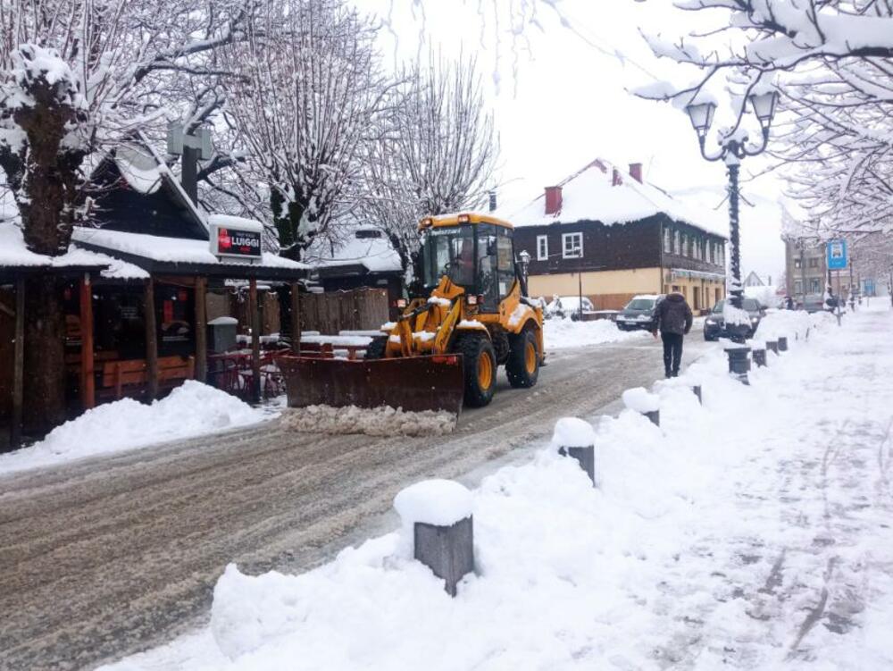 <p>"Nadamo se da će isto stanje biti i na saobraćajnicama za čije održavanje je zadužena država, kako bismo što spremnije dočekali turiste“, rekao je Martinović</p>