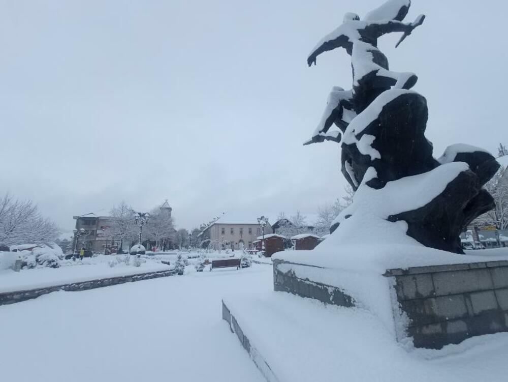 <p>"Nadamo se da će isto stanje biti i na saobraćajnicama za čije održavanje je zadužena država, kako bismo što spremnije dočekali turiste“, rekao je Martinović</p>