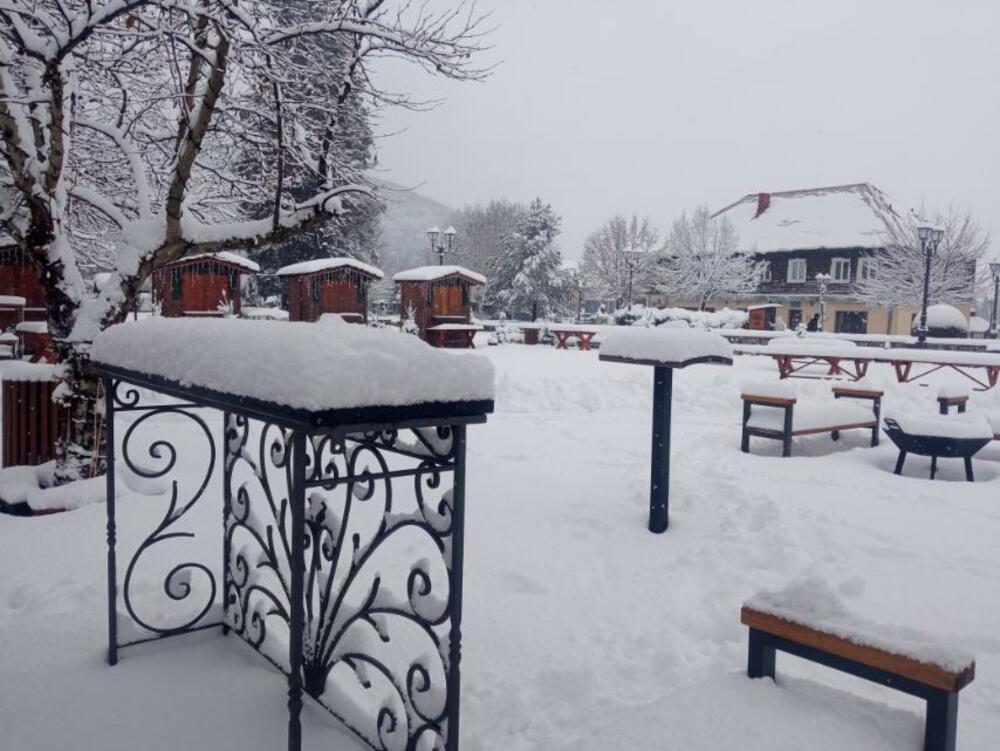 <p>"Nadamo se da će isto stanje biti i na saobraćajnicama za čije održavanje je zadužena država, kako bismo što spremnije dočekali turiste“, rekao je Martinović</p>