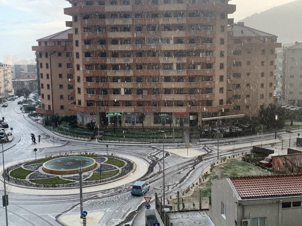 <p>Oluja tutnji Budvom</p>