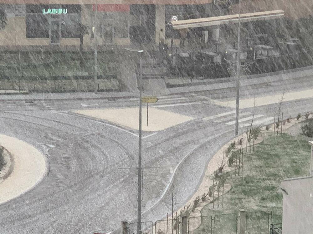 <p>Oluja tutnji Budvom</p>