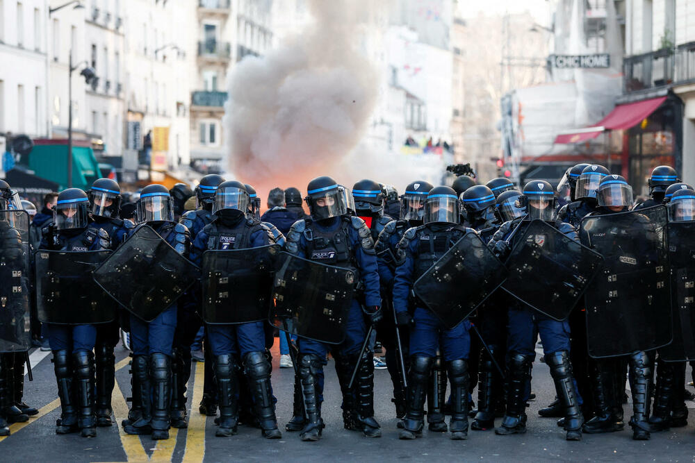 <p>Demonstranti su uzvikivali "Otpor", jer se protive reformi koja između ostalog planira pomjeranje starosne granice za odlazak u penziju sa 62 na 64 godine<br /> </p>