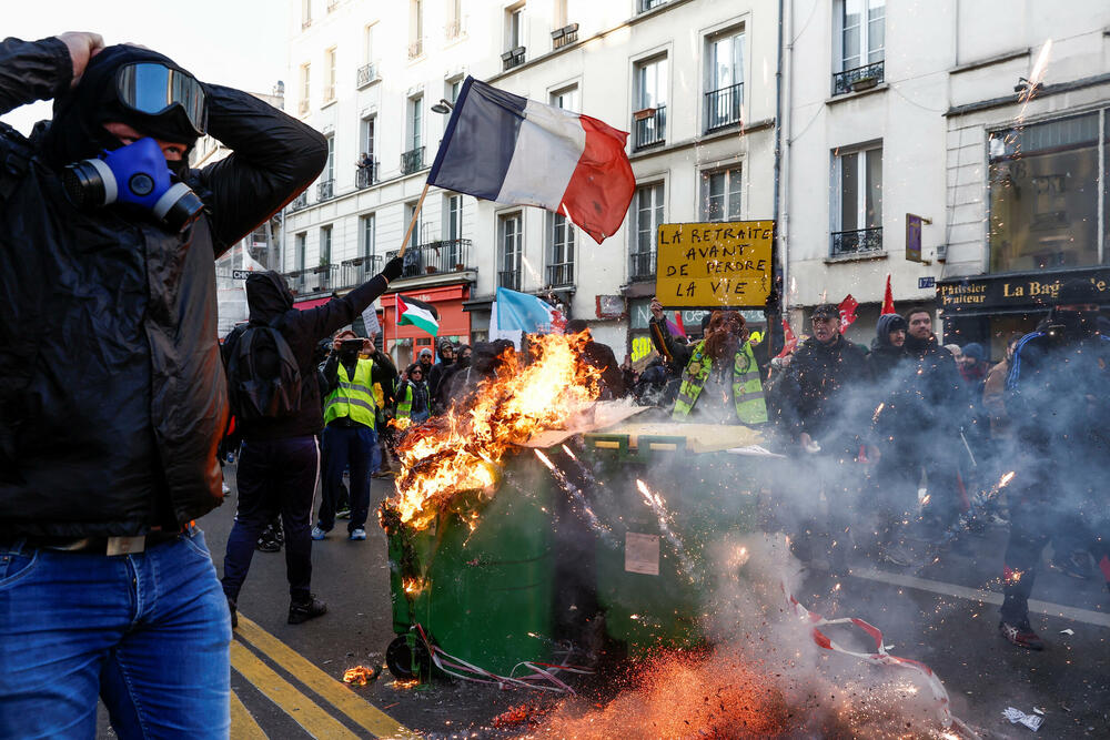 <p>Demonstranti su uzvikivali "Otpor", jer se protive reformi koja između ostalog planira pomjeranje starosne granice za odlazak u penziju sa 62 na 64 godine<br /> </p>