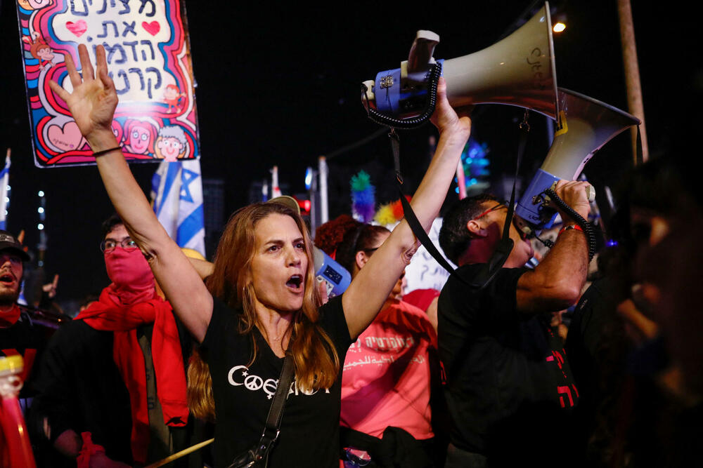 <p>Demonstranti se protive predlozima ministra pravde Jaira Levina da oslabi moć Vrhovnog suda i ojača političku kontrolu nad izborom sudija. Protestuju i studenti i protivnici okupacije palestinskih teritorija</p>