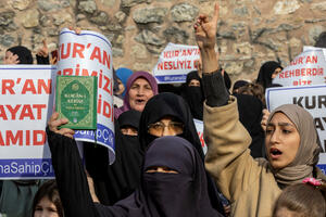 Turski muslimani protestuju zbog spaljivanja Kurana u Švedskoj