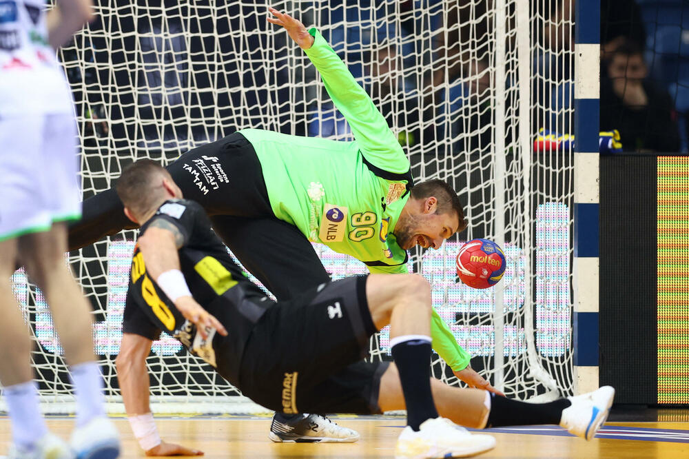 Vuk Lazović daje gol Urbanu Lesjaku, Foto: REUTERS/Kacper Pempel