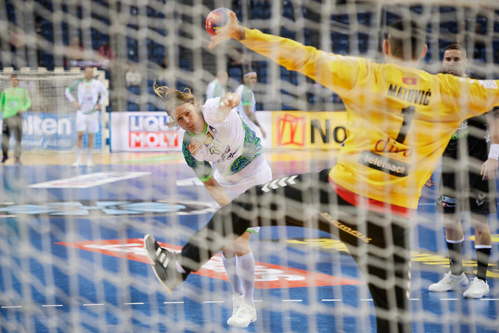 Nikola Matović pokušava da zaustavi sedmerac Jura Doleneca