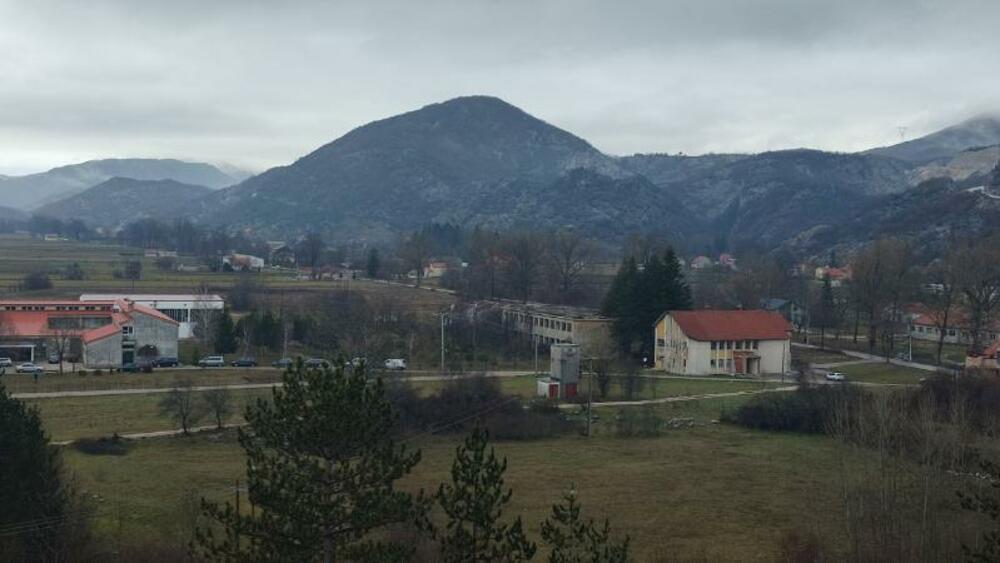 <p>Grahovo je do 1964. bilo opština, danas ostaje bez stanovnika, školsko zvono se sve slabije čuje, varoš izgleda kao da je juče prodrmao zemljotres, ali čini se da bi mogli početi da duvaju neki novi vjetrovi...</p>