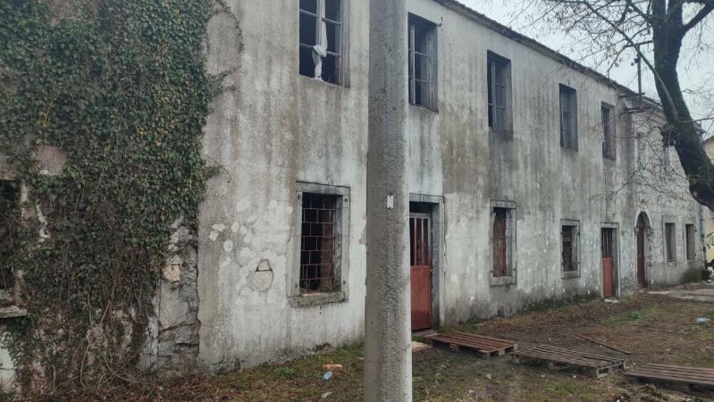 <p>Grahovo je do 1964. bilo opština, danas ostaje bez stanovnika, školsko zvono se sve slabije čuje, varoš izgleda kao da je juče prodrmao zemljotres, ali čini se da bi mogli početi da duvaju neki novi vjetrovi...</p>