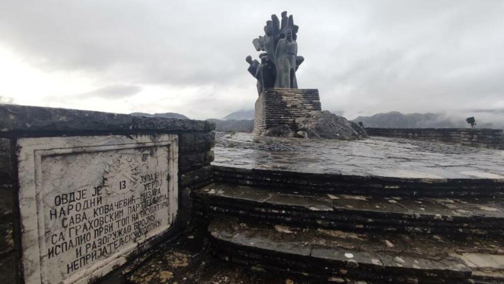 <p>Grahovo je do 1964. bilo opština, danas ostaje bez stanovnika, školsko zvono se sve slabije čuje, varoš izgleda kao da je juče prodrmao zemljotres, ali čini se da bi mogli početi da duvaju neki novi vjetrovi...</p>