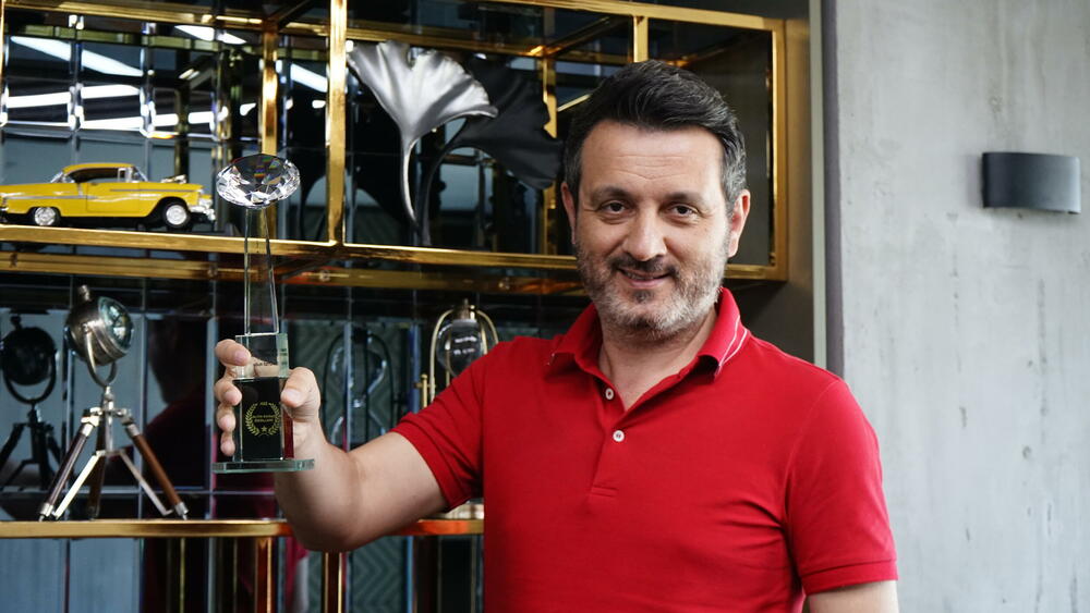 Osnivač i vlasnik kompanije VatanMed Uğur Öztürk sa nagradom za najbolji centar za transplantaciju kose u Turskoj za 2022. godinu.