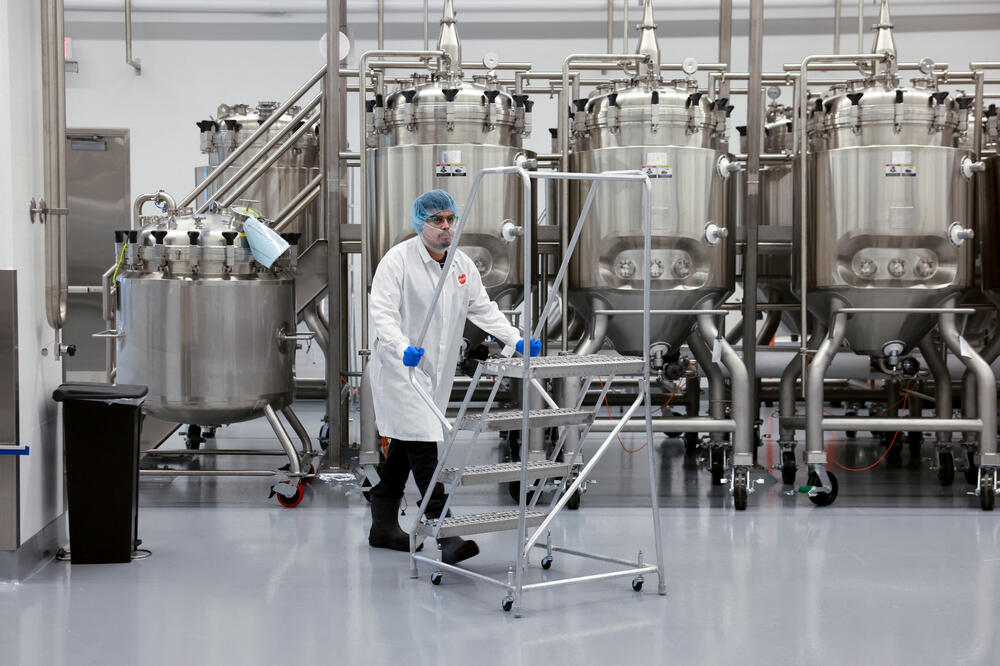 Posude za uzgoj mesa u fabrici kompanije UPSIDE Foods u Kaliforniji, Foto: Rojters