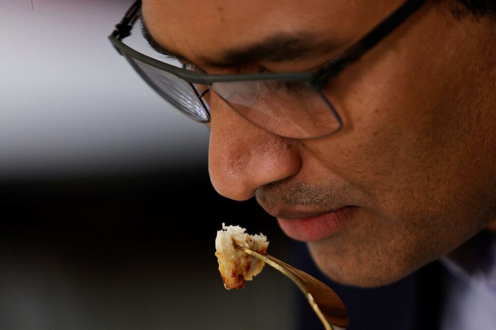 Direktor kompanije UPSIDE Foods konzumira piletinu uzgojenu u laboratoriji 