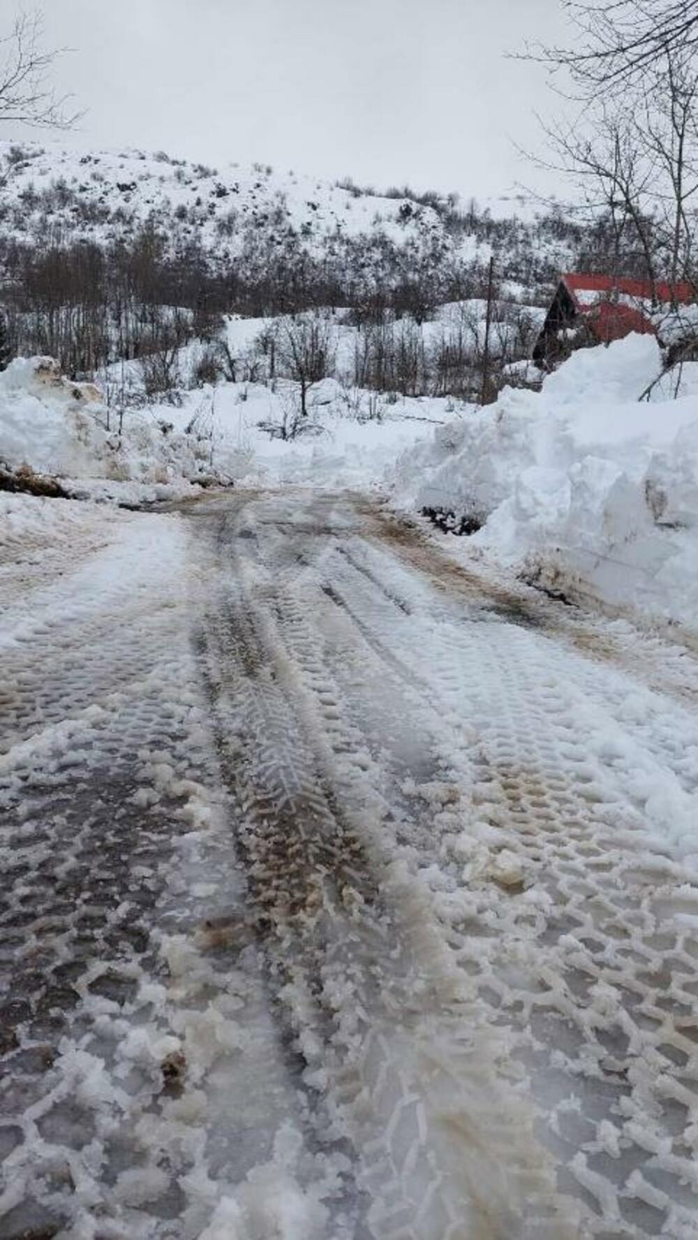 <p>Mašina je danas krenula ka Prekobrđu, nakon čega će, uvjeravaju iz Opštine, biti očišćeni putevi i prema Veljem i Mrtvom Dubokom</p>