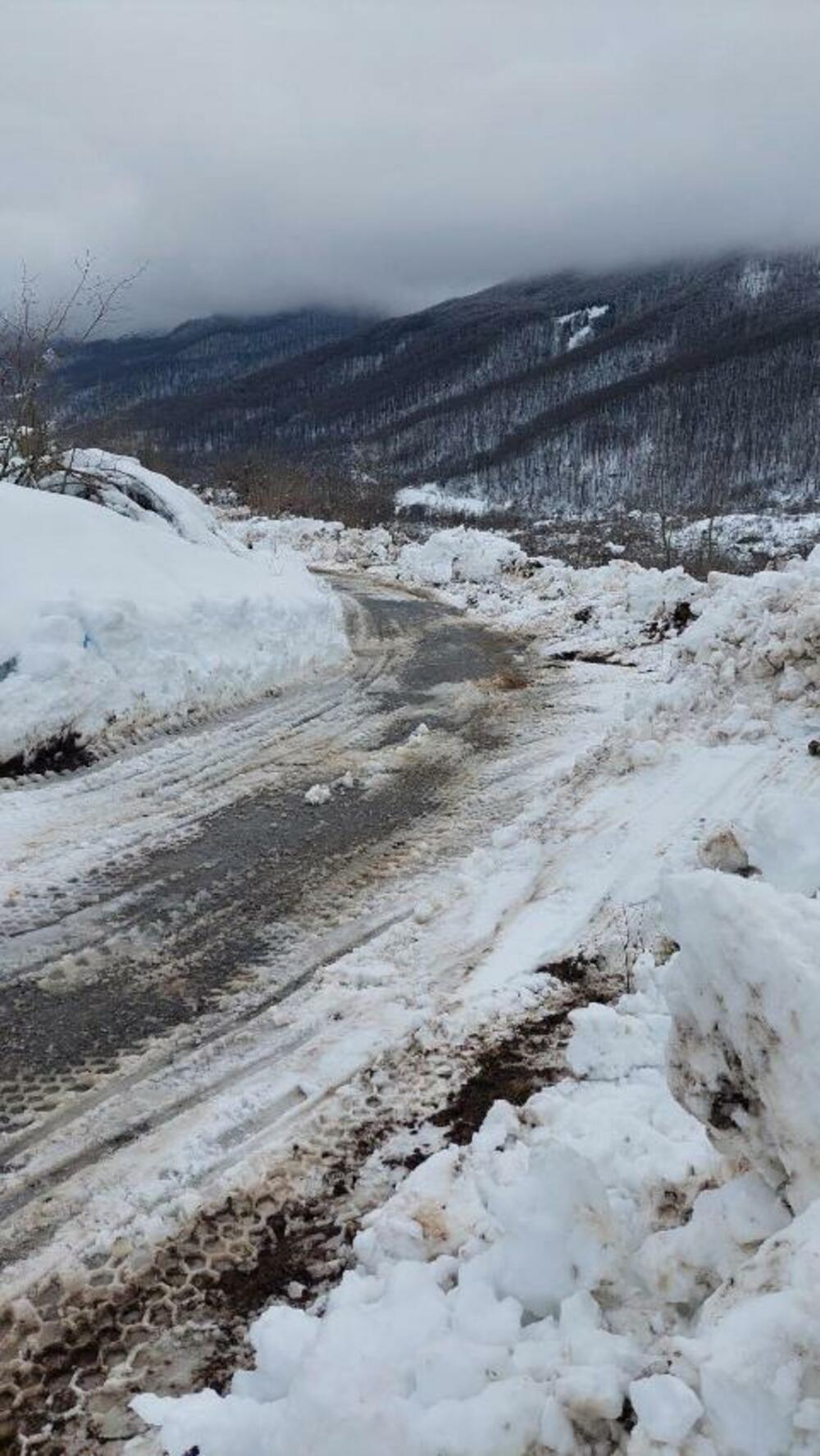 <p>Mašina je danas krenula ka Prekobrđu, nakon čega će, uvjeravaju iz Opštine, biti očišćeni putevi i prema Veljem i Mrtvom Dubokom</p>