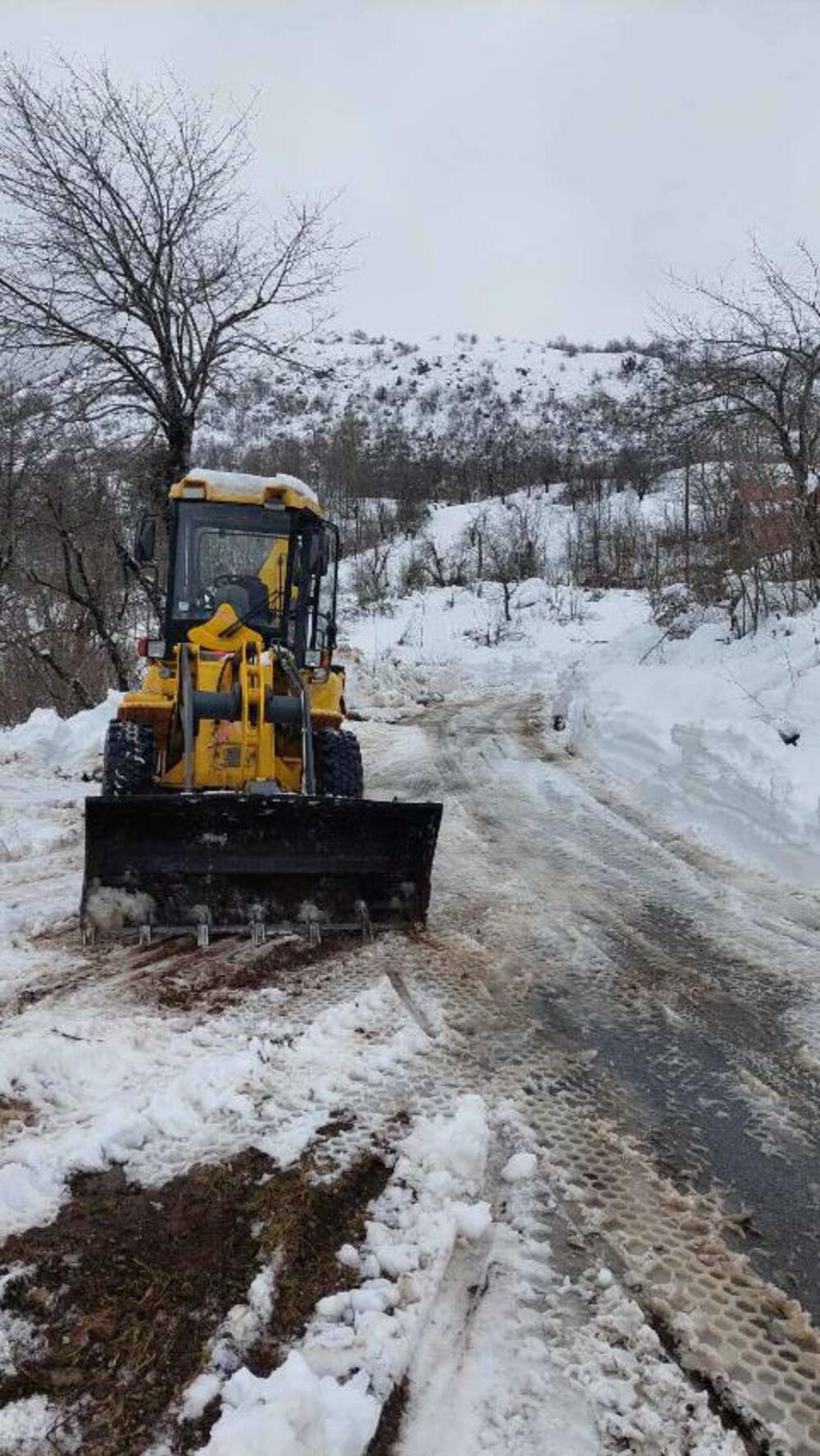 <p>Mašina je danas krenula ka Prekobrđu, nakon čega će, uvjeravaju iz Opštine, biti očišćeni putevi i prema Veljem i Mrtvom Dubokom</p>