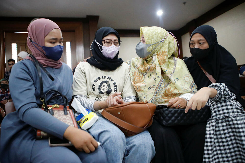 Majke djece preminule od povrede bubrega koja se povezuje sa upotrebom sirupa za kašalj u sudnici u Džakarti u Indoneziji, Foto: Rojters