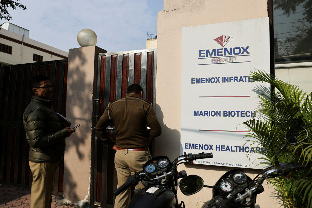 Policija na ulazu u sjedište farmaceutske kompanije “Marion Biotech” u Noidi u Indiji