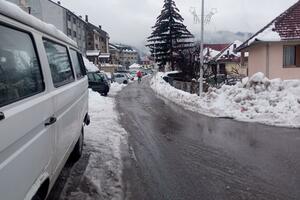 Kolašin: cars are left on the sidewalk, citizens on the road