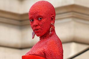 Pjevačica Dodža Ket obojila Pariz u crveno sa 30.000 kristala na...