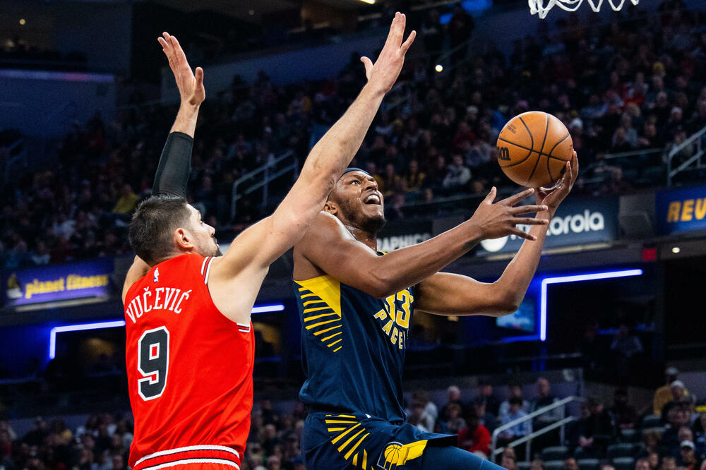 Nikola Vučević u duelu sa Majlsom Tarnerom, Foto: Trevor Ruszkowski-USA TODAY Sports