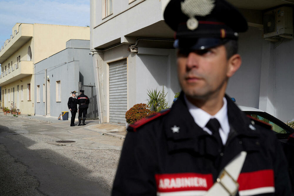 Karabinjeri ispred lokacije na kojoj se skrivao Mateo Mesina Denaro u sicilijanskom gradu Kampobelo, Foto: Rojters