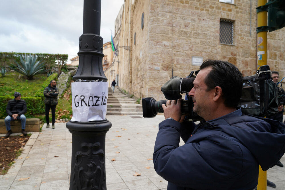 Papir sa natpisom 'hvala' ispred sjedišta karabinjera u Palermu