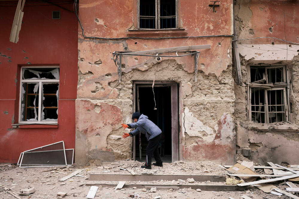 Stambena zgrada u Hersonu nakon ruskog bombardovanja (arhiva), Foto: Reuters