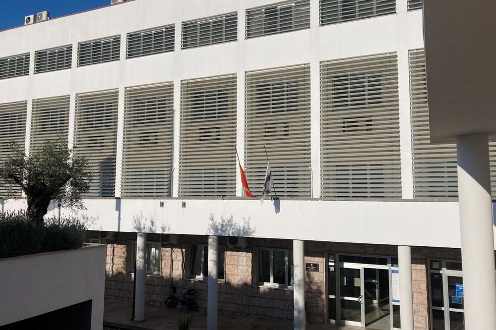 Zastave na zgradi Opštine Herceg Novi, Foto: Opština Herceg Novi