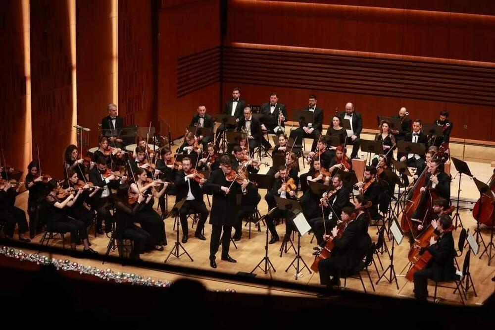 Publika ovacijama pozdravila maestra Simovića i Crnogorski simfonijski orkestar, Foto: Muzički centar Crne Gore