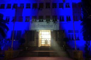 Skupština Crne Gore osvijetljena natpisom "WeRemember"