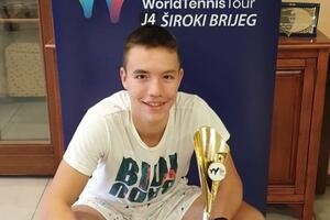 Simonu Kneževiću trofej u dublu