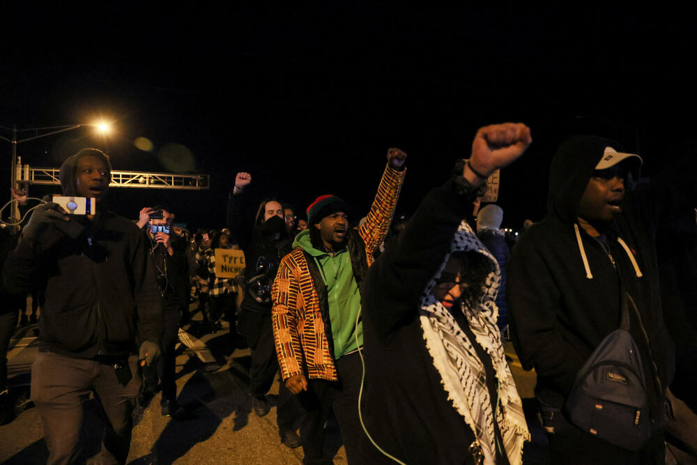 <p>Policija Memfisa je objavila i video snimak kako njeni službenici tuku Afroamerikanca. Svih pet policajaca, koji su takođe Afroamerikanci, je dobilo otkaz nakon toga<br /> </p>