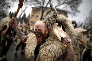 Zastrašujuće maske i kostimi na maskenbalu u Bugarskoj – da...
