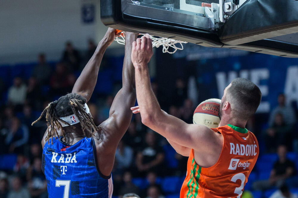 Alfa Kaba zakucava na prvoj utakmici sa Cedevita Olimpijom, Foto: kk budućnost voli / filip roganović