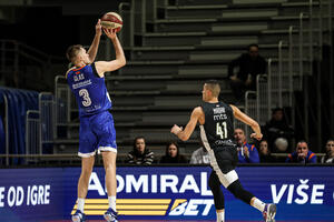 Mornar parirao 25 minuta, Partizan rutinski slavio