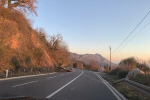 Na putu Budva - Cetinje se obrušila stijena na put
