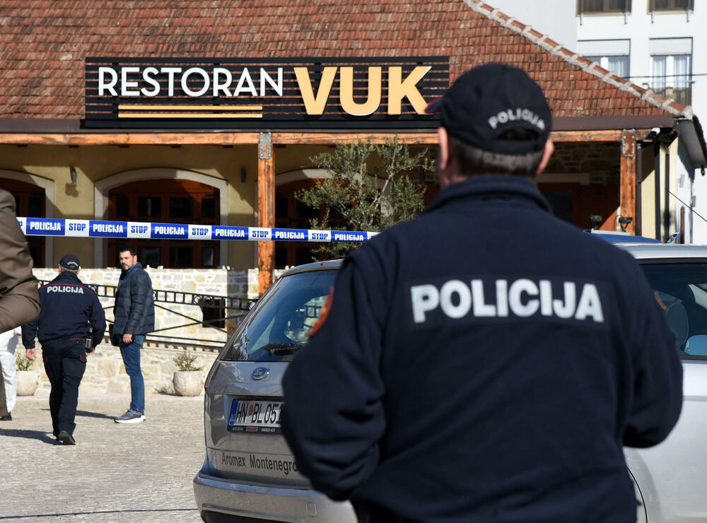 <p>Prema informacijama iz Uprave policije, Jovović je zadobio više prostrelnih rana i transportovan je u Urgentni blok Kliničkog centra</p>