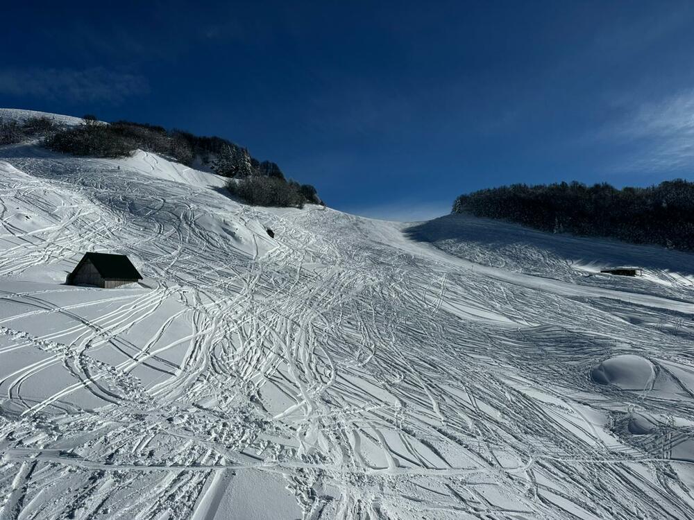 <p>Lijepo vrijeme i snijeg doveli su veliki broj posjetioca na skijaške staze</p>
