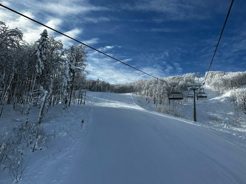 <p>Lijepo vrijeme i snijeg doveli su veliki broj posjetioca na skijaške staze</p>