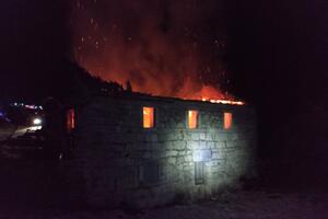 Nikšić: U požaru izgorjela kuća, nije bilo povrijeđenih