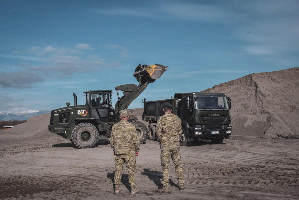 <p>Vojska Crne Gore je prošle godine bila angažovana na ovom dijelu crnogorske obale pružajući podršku Javnom preduzeću za upravljanje morskim dobrom.</p>