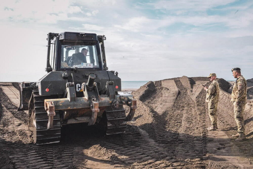 <p>Vojska Crne Gore je prošle godine bila angažovana na ovom dijelu crnogorske obale pružajući podršku Javnom preduzeću za upravljanje morskim dobrom.</p>