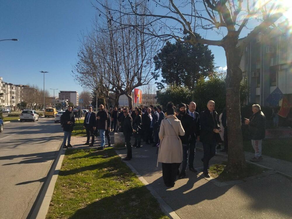 <p>Visoka delegacija će prvo u zgradi Opštine održati sastanak sa predsjednikom Omerom Bajraktarijem i njegovim saradnicima. Zatim je planirana i posjeta Domu zdravlja Ulcinj, jedinici za hitnu medicinsku pomoć Ulcinj i Porodilištu, obilazak Velike skele</p>