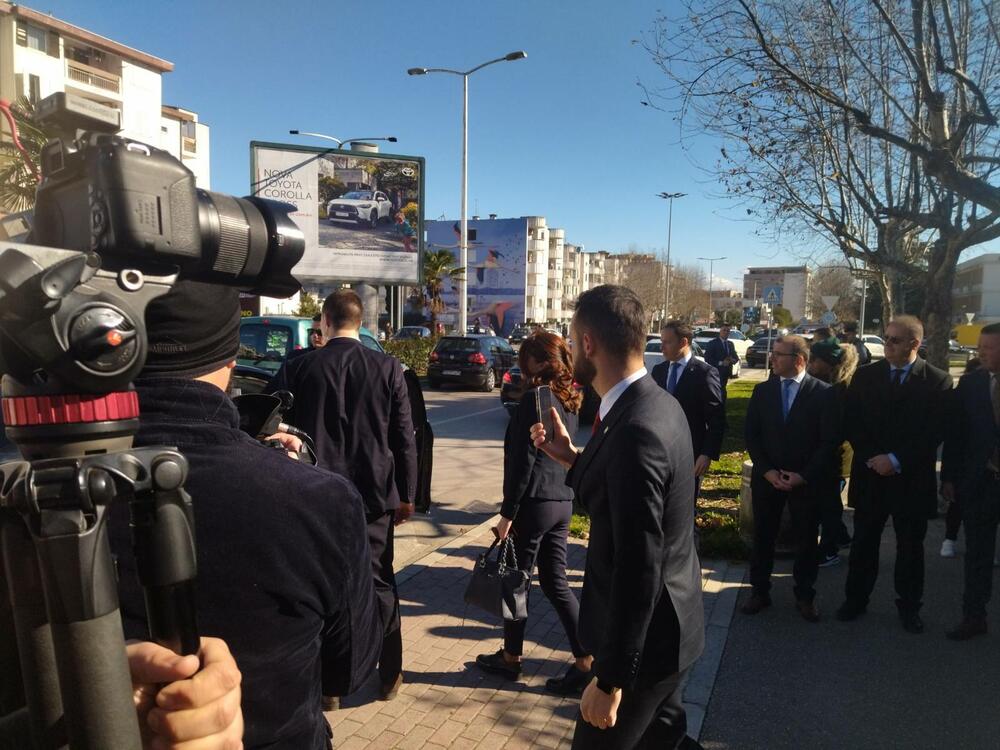 <p>Visoka delegacija će prvo u zgradi Opštine održati sastanak sa predsjednikom Omerom Bajraktarijem i njegovim saradnicima. Zatim je planirana i posjeta Domu zdravlja Ulcinj, jedinici za hitnu medicinsku pomoć Ulcinj i Porodilištu, obilazak Velike skele</p>